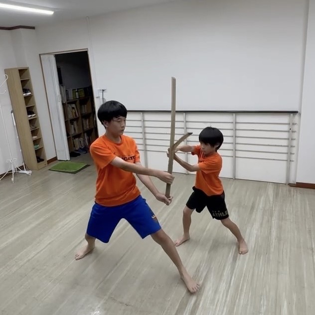アクションスタート！ スポンジ刀で“たて”に挑戦