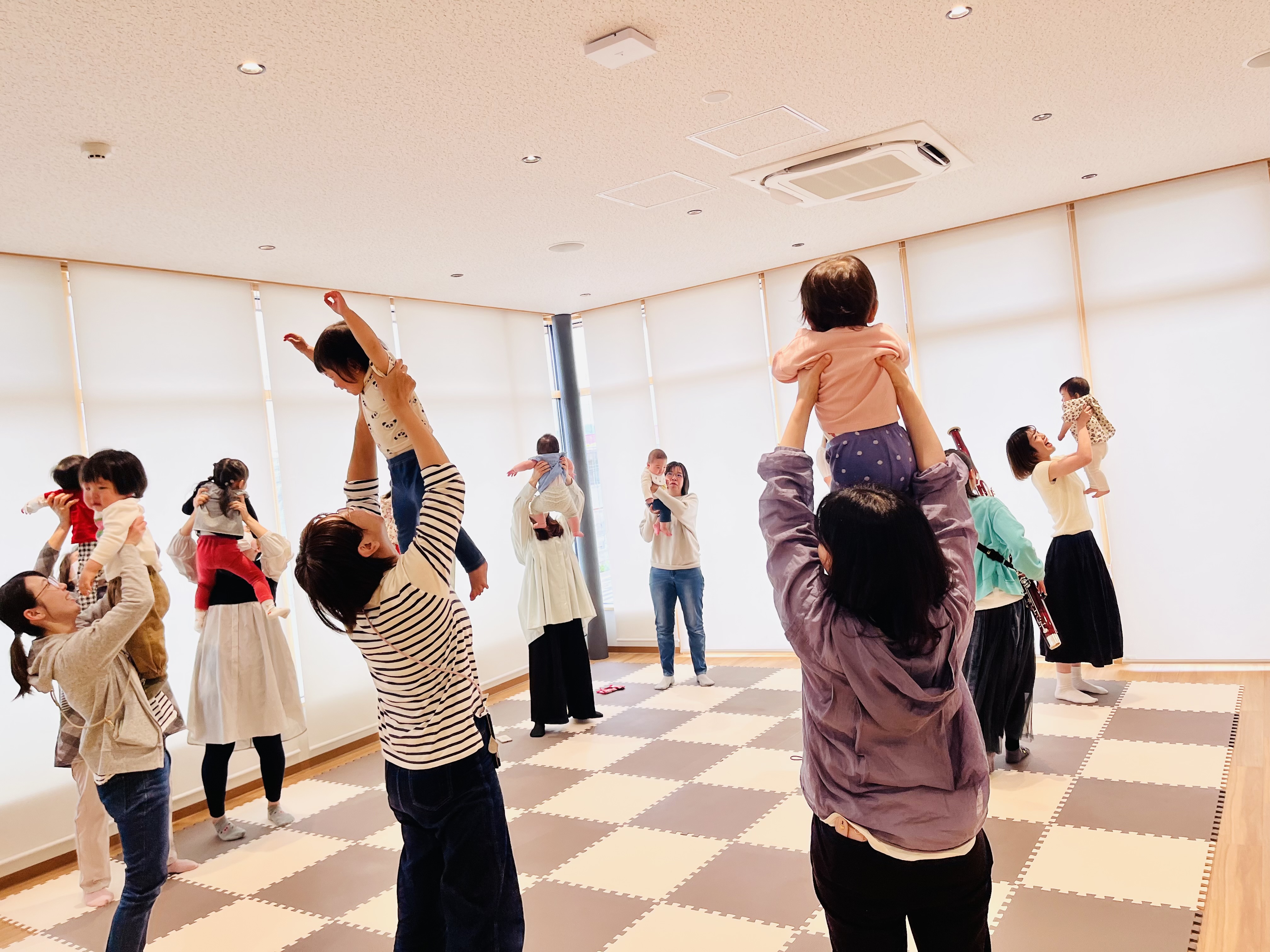 【11：00～】親子ふれあいリトミック＆ママCafe