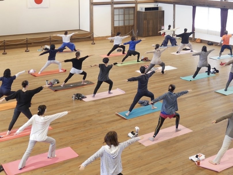 月あかりヨガ ～満月の夜にテラスでヨガ体験～